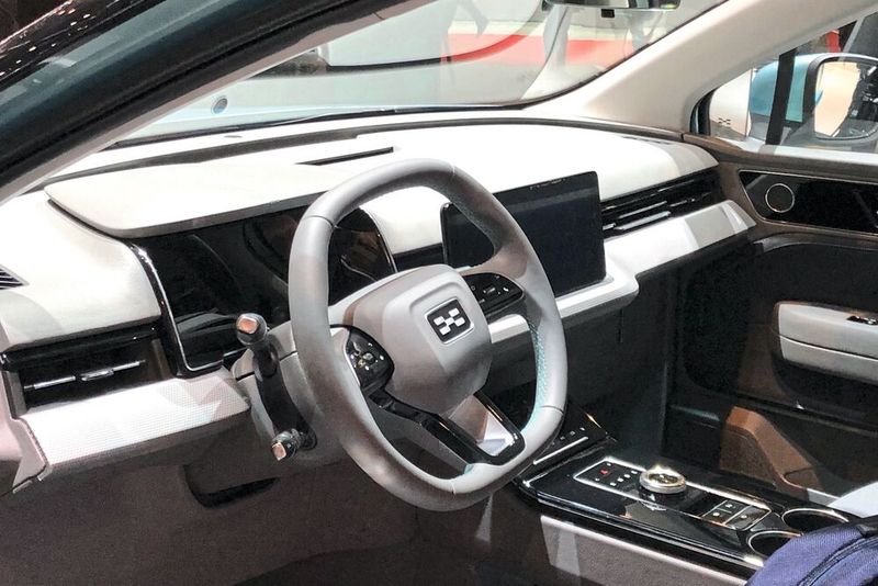 Zahlreiche Kameras sollen eine lückenlose 360-Grad-Rundumsicht ermöglichen. (Bild: Seyerlein/»kfz-betrieb«)