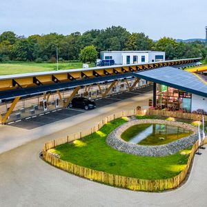 Im Ladepark am Hildener Kreuz in NRW gibt es Strom zum Brötchen.(Bild:  Tesvolt)