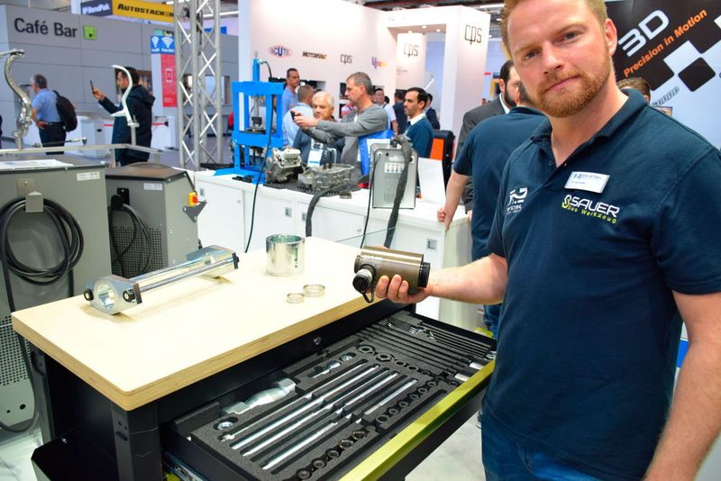 Die neuen Werkstattwagen gibt es mit verschiedenen Zusammenstellungen des (hydraulischen) Zug- und Drückwerkzeugs für Fahrwerksreparaturen. (Holz / »kfz-betrieb«)