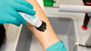 Abb.1: Anwendung der Nano-Ex-Tube: das Gel wird mit dem Schwammapplikator auf die Hautstelle aufgetragen und unter fließendem Wasser mit dem Schwamm abgewaschen. Mit dem Schwamm lässt sich das Risiko von Sekundärkontaminationen minimieren. (Bild: Dermapurge)