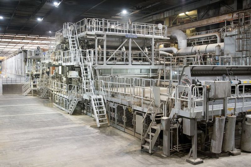 Komplexe Produktionsprozesse erfordern zahllose Hilfstoffe, die auf dem Werksgelände gelagert werden. (Bild: Hans van Dalen)