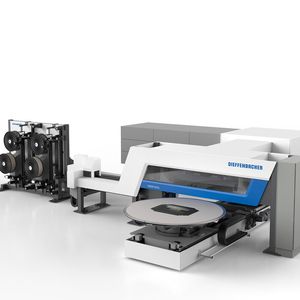 Rekordgeschwindigkeiten beim Tapelegen erreicht die Anlage Fiberforge von Dieffenbacher. Sie gilt in ihrer Art als die schnellste der Welt. Ebenfalls zu sehen auf der JEC World 2026.(Bild:  Dieffenbacher)