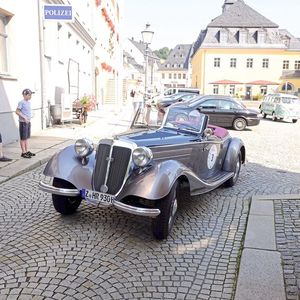 Überall entlang der Strecke freuten sich die Zuschauer über das rollende Kulturgut.(Bild:  Zietz/»kfz-betrieb«)