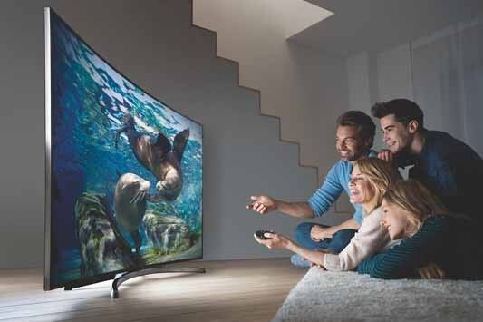 Luxus pur: Der Samsung-Fernseher UE105S9W mit gekrümmten 105-Zoll kostet satte 120.000 Euro. Dafür liefert er auch eine Auflösung von 5.102 x 2.160 Pixel, mehr als 4K. (Bild: Samsung)