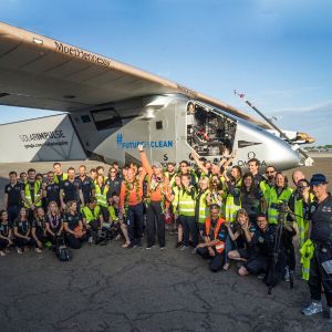 Den Piloten des ultraleicht Flugzeugs Solar Impulse 2 ist die erste Weltumrundung, nur mit  solarbetriebenen Elektromotoren an Bord, geglückt.