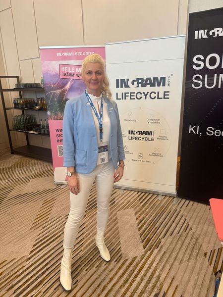 Anja Krabbe (Ingram Micro) präsentiert engagiert das überzeugende Lifecycle-Service-Angebot von Ingram Micro. (Bild: Vogel IT-Medien GmbH)