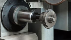 Dieses Sägeblatt hält bis zu acht Mal länger durch als Pendants aus Vollhartmetall. Das macht eine neuartige, nanokristalline Diamantschicht von Oerlikon Balzers möglich, die sich auch auf Bohrer und Fräser applizieren lässt. Hier Informationen aus einem Projekt mit einem Anwender ... (Bild: Oerlikon Balzers)