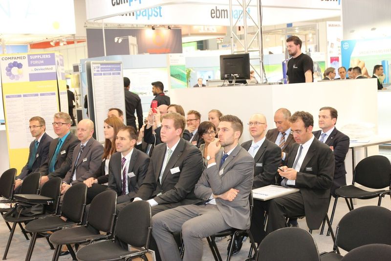 Gespannte Gesichter während der Preisverleihung, die auf der Standfläche des Compamed Suppliers Forum by Devicemed in Halle 8b stattfindet. (Bild: Schäfer)