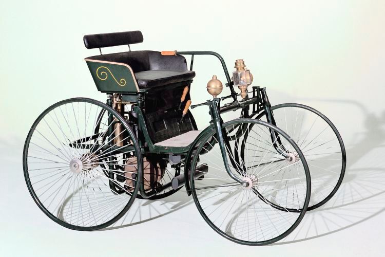 Auch beim von Gottlieb Daimler und Wilhelm Maybach konstruierten „Stahlradwagen“ von 1889 erfolgten Lenkbefehle per Stange und nicht mittels eines runden Rads. (Daimler)