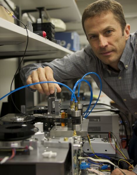 IBM-Forscher  Dr. Mark Lantz mit dem Weltrekord-Bandlaufwerk (Thomas Schlund)
