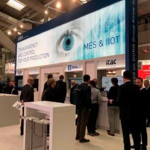 Die iTAC Software AG zeigt auf der Hannover Messe 2020 ihre Neuheiten. Die MES- und IIoT-Lösungen ermöglichen transparente, automatisierte Pro-duktionsabläufe und unterstützen Unternehmen bei der Digitalisierung ihrer Prozesse. Das Manufacturing Execution System iTAC.MES.Suite beinhaltet verschiedene bewährte und neue Services zur Vernetzung, Automatisierung und Analyse von Produktionsprozessen. Mit dem Release 9.20.00 der iTAC.MES.Suite wurde die iTAC.Workbench, ein browserbasiertes Framework zur Einbindung beliebiger HTML5-konformer Anwendungen, gelauncht. Damit legt iTAC verstärkt den Fokus auf Plattform-unabhängigkeit, Flexibilität, Mobile-Fähigkeit, Usability und einfache Verteilung. Intelligente Produktionslogistik mit Fahrerlosen Transportsystemen. Auf der Messe zeigt iTAC außerdem intelligente Lösungen für die Produktionslogistik 4.0. In diesem Zusammenhang bieten AGVs vielfältige Optimierungsoptionen in der Fertigung. Zum einen können mit ihnen flexible Fertigungsabläufe realisiert werden und zum andern sind mit ihnen automatisierte Materialnachschubkonzepte umsetzbar. Mit iTAC.Manufacturing.Analytics können Fabrikbetreiber auf einfache Weise schnell Lösungen für komplexe Herausforderungen schaffen – und das ent-weder in Zusammenarbeit mit iTAC oder eigenständig.(Bild:  iTAC)