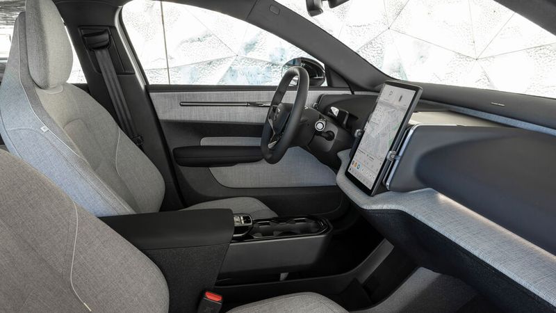 Die Käufer habe die Wahl zwischen vier Innenraumdesigns. Im Foto zu sehen ist die Misty-Variante. Sie zeichnet sich unter anderem durch Sitze in einer Wollmischung aus sowie eine Dekoreinlage aus gewebtem Flachs. Um Platz zu sparen, wurde die Soundanlage über die gesamte Innenraumbreite unter der Windschutzscheibe platziert. (Bild: copyright Davidshepherd 07831586258)