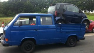 Passt genau: Viel länger hätte der Smart nicht sein dürfen. (Foto: Polizei Dortmund)