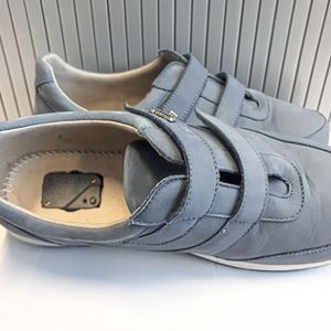 Die Messung zur Ganganalyse, die die Wirkung einer Therapie bei Patienten mit Bewegungserkrankungen (insbesondere dem Parkinson Syndrom) begleitet, erfolgt über Bewegungssensoren in den in Schuhen der Patienten.