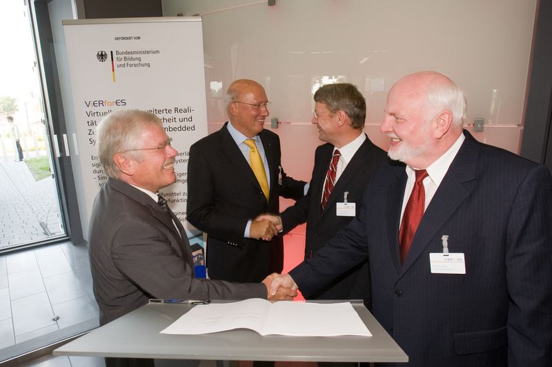 Freuen sich auf eine gute Zusammenarbeit: Prof. Klaus Erich Pollmann, Rektor der Otto-von-Guericke-Universität Magdeburg und Prof. Hans Hagen von der Technischen Universität Kaiserslautern (vorn li, re) sowie Prof. Michael Schenk, Institutsleiter des Fraunhofer IFF in Magdeburg und Prof. Peter Liggesmeyer Institutsleiter des Fraunhofer IESE in Kaiserslautern (dahinter re, li) .   Bild: Berndt Liebl/Fraunhofer IFF (Archiv: Vogel Business Media)