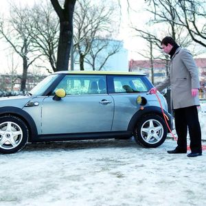Elektroautofahrer sollen ihre Fahrzeuge künftig auf Parkplätzen wieder aufladen können. In Berlin entstehen derzeit die für die Großversuche notwendigen Ladestationen.