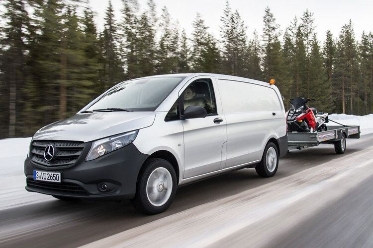 Der Vito fährt souverän durch Schnee und Matsch, man merkt kaum, dass man nicht auf Asphalt unterwegs ist. (Foto: Daimler)