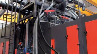 Position und Neigungswinkel der 16 umlaufend angeordneten Turbinen wurden durch Computersimulation ermittelt. Dadurch ist gewährleistet, dass der geforderte Reinheitsgrad von SA 2,5 bei allen Stahlkonstruktionen erzielt wird.  (Bild: Rösler)