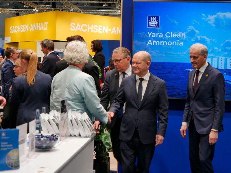 Der Kanzlerrundgang startete wie immer am Pavillion des Partnerlandes. In diesem Jahr ist dies Norwegen. Begleitet wurde Scholz von seinem Amtskollegen Jonas Gahr Støre, dem Ministerpräsident von Norwegen (rechts). (Bild: Sandro Kipar/VCG)