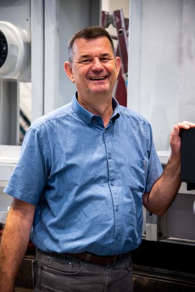 Mattias Helmprobst ist Leiter der Steuerungstechnik bei Waldrich Coburg. Er merkt zum Thema Retrofit an: „Retrofit ist oft deutlich günstiger als eine Neuinvestition. Speziell, wenn es sich um so große Maschinen wie den unsrigen handelt.“ (Bild: Waldrich Coburg)