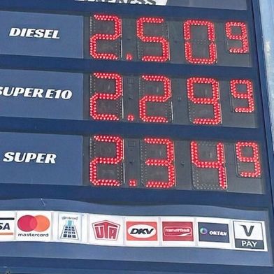 Der Dieselpreis steigt und steigt, der Ruf nach wirksamen Entlastungen wird lauter. (Bild: Grimm – VCG / mit Gemini 3.1 Flash Image bearbeitet)