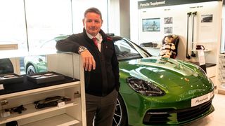 „Man muss hier die Regeln kennen, sonst ist man verloren. Keiner zahlt den vollen Preis“, erzählt Callum Bottomley, Sales Manager des Porsche-Zentrums Kuwait. (Bild: press-inform)