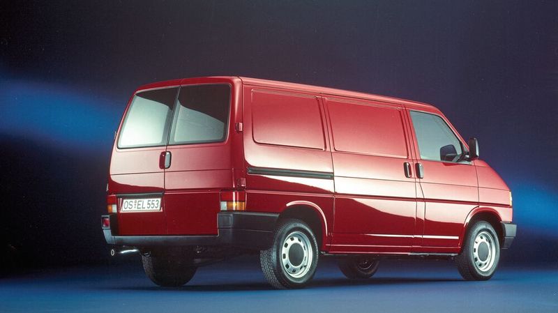 Erstmals beim T4 konnten Kunden statt der klassischen Heckklappe auch wahlweise eine Doppeltür ordern. (Bild: VWN)