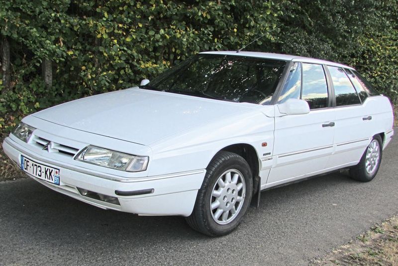 1990 wurde der Citroën XM zum Auto des Jahres gewählt. Zunächst kam das Modell als Schräghecklimousine, ab 1991 auch als Kombi. Beliebt war der XM auch bei den französischen Präsidenten: Sowohl François Mitterand als auch Jacques Chirac setzten auf den XM.  (Citroën )