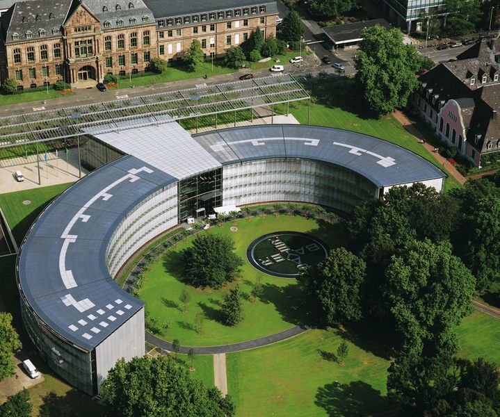 Platz 5: Bayer, Deutschland  Mit 36,53 Milliarden Umsatz und 2,47 Milliarden Euro Gewinn in 2011 ist Bayer gemessen am Umsatz das fünftgrößte Chemieunternehmen der Welt. Unser Bild zeigt die Konzernzentrale des Chemie- und Pharmakonzerns im Carl-Duisberg-Park in Leverkusen.  (Bild: Bayer)