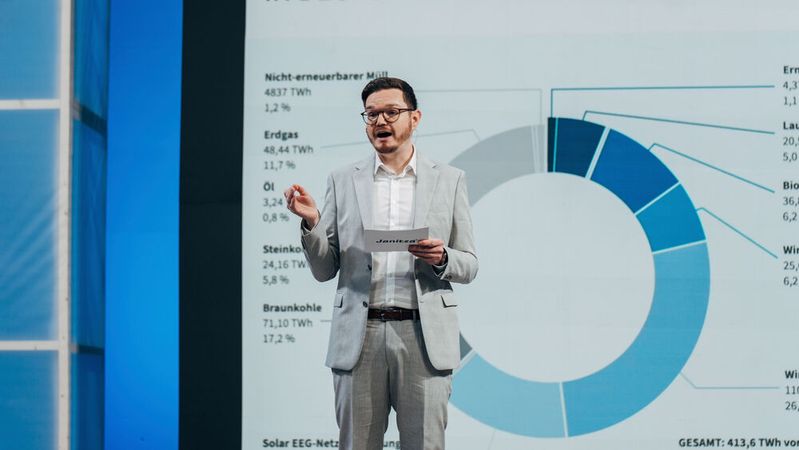 Marcell Karell eröffnete den Energy Day mit seinem Vortrag über die wichtigsten Fakten zur Energiewende.(Bild:  Janitza)