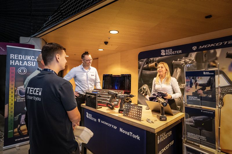 Fachgespräche standen bei der Schraubtec in Kattowitz hoch im Kurs. (Bild: Astashow Studio)