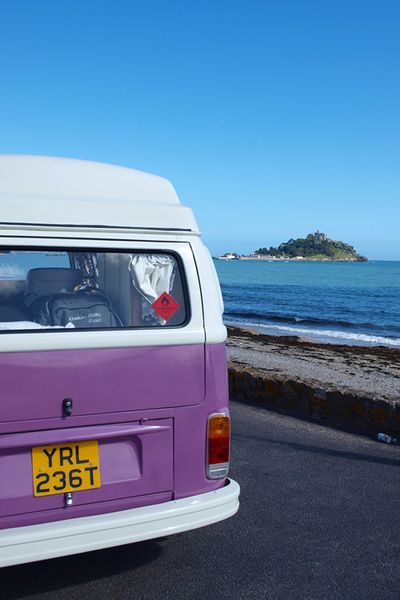 Historisches Auto vor historischer Kulisse: Der St. Michael's Mount ist eine ehemalige Abtei und das englische Pendant zum französischen Mont St. Michel. (Foto: SP-X/Hanne Lübbehüsen)