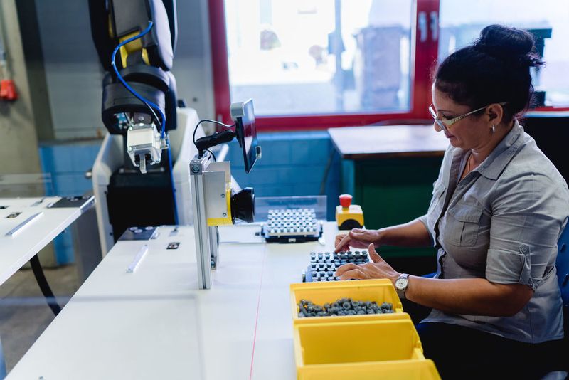 Die Sensorhaut des Roboters erkennt, wenn sich ein Mensch im Nahbereich befindet. Die Maschine stoppt, bevor es zu einer Berührung kommt. Diese Sicherheitslösung soll deshalb für schwerbehinderte Mitarbeiter besonders geeignet sein. (Ludmilla Parsyak/ Fraunhofer IAO)