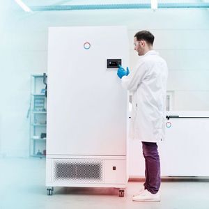 Die Versafreeze-Ultra-Tiefkühlgeräte von Lauda sind für den extremen und heiklen Einsatz optimiert. Sie temperieren dabei zuverlässig von 0 bis -85 °C mithilfe modernster Kältetechnik, heißt es.