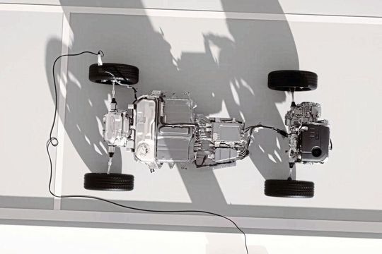 Land Rover kombiniert im neuen Plug-in-Hybridantrieb einen Dreizylinder-Motor mit nur 1,5 Liter Hubraum vorne mit einer elektrifizierten Hinterachse (Hybridkonfiguration P4).(Bild:  Land Rover)