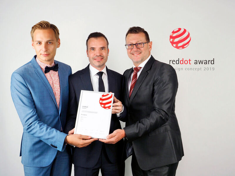 Den Red Dot Award in der Kategorie „Design Concept“ nahmen entgegen (v.l.): Jakub Fukacz (Leiter Marketing & Kommunikation), Patrick Seidel (Leiter Strategie & Unternehmensentwicklung) und Geschäftsführer Gerald Vollnhals (Schaeffler)