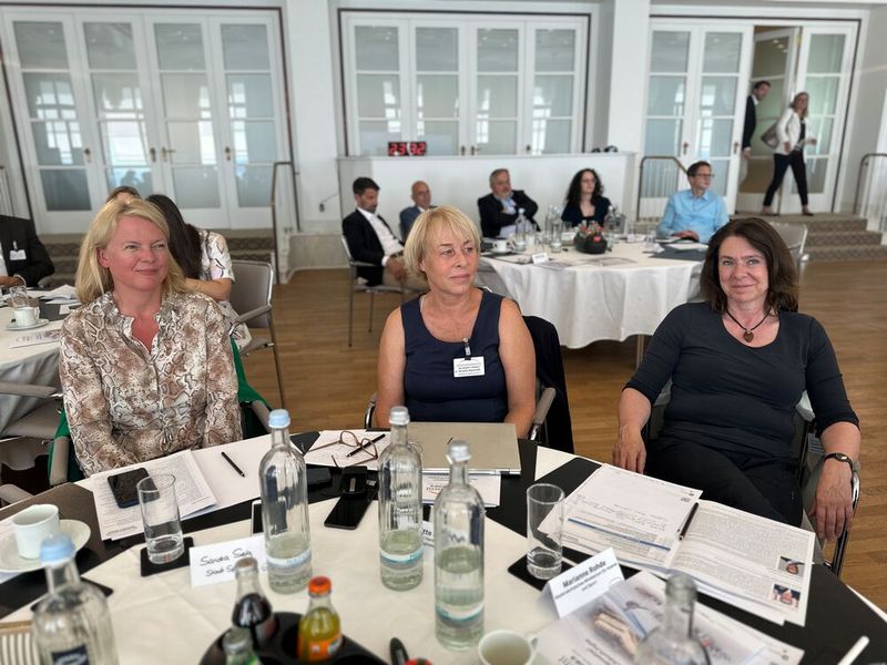 v.l.: Sandra Selg (Beigeordnete, Stadt Speyer), Dr. Brigitte Klamroth (Gesamtsteuerung Registermodernisierung, Senatskanzlei Hamburg) und Marianne Rohde (Leiterin Geschäftsstelle Nds. IT-Planungsrat, Niedersächsisches Ministerium für Inneres und Sport) (© Vogel IT-Akademie)