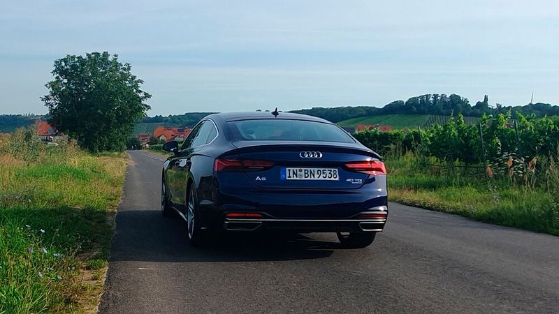 10. Der Preis : Wer bei Audi viel Komfort will, muss in Kauf nehmen, einen fünfstelligen Eurobetrag in kostenpflichtige Extras zu investieren. So starten die Preise für den Audi A5 Sportback Advanced 40 TDI Quattro bei 52.400 Euro. Der hochwertig ausgestattete Testwagen kostete 70.595 Euro. Das Head-up-Display schlägt mit knapp 1.000 Euro zu Buche, das Businesspaket mit knapp 3.400 Euro, das Fahrassistenzpaket kostet knapp 2.500 Euro, das Fahrwerk mit Dämpferregelung gut 1.000 Euro, für das S-Line-Interieur muss man 2.150 Euro investieren. Etwas verwunderlich ist, dass Optionen wie Interieurelemente in Kunstleder (knapp 300 Euro), der Audi-Connect-Schlüssel (120 Euro), die verchromten Türgriffe (50 Euro) oder das Ambiente-Lichtpaket (250 Euro) nicht schon Teil der Serienausstattung sind. (Bild: Mauritz – VCG)