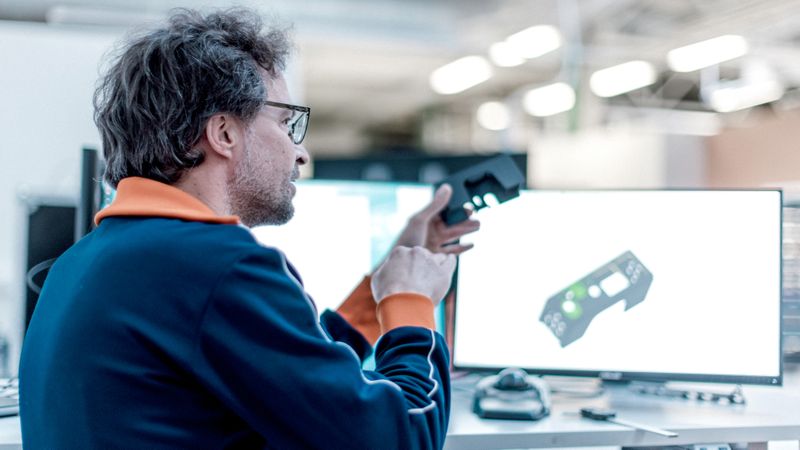 Digitale Zwillinge schlagen die Brücke zum realen Produkt: Durch den Abgleich mit physischen Komponenten gelingt eine fundierte Validierung bereits in einer frühen Entwicklungsphase.  (Bild:  Gofore GmbH)