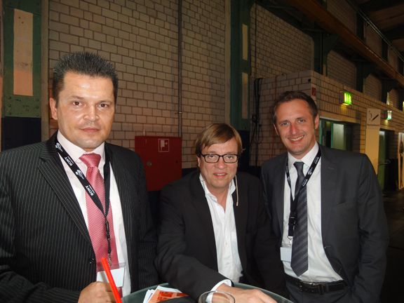 Heiko Schumann und Stefan Rathofer-Kilic, Kyocera Mita, stellen Belá Rehty sportliche Fragen. (Archiv: Vogel Business Media)