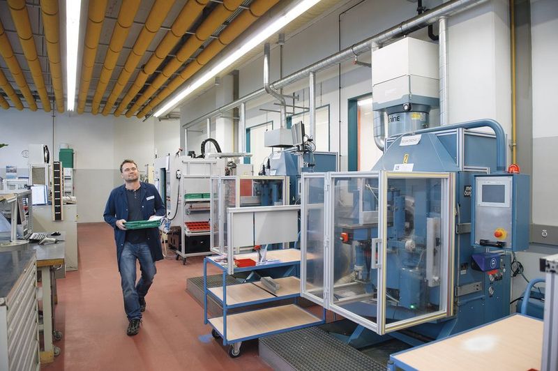 Huber bringt Nachschub in den Messraum – dank des einfachen Handlings ist Zeiss Micura ständig im Einsatz. (Zeiss)