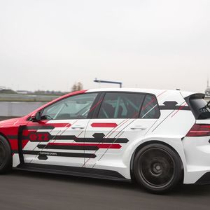 Der Spoiler am Heck verrät wenig unscheinbar: Hier rollt ein Motorsportler an.(Bild:  VW Motorsport)