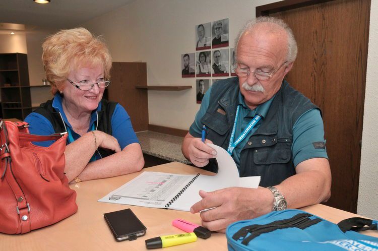 Routenplanung: Kerstin und Rudolf Schusser studieren das Roadbook. (Bild: Zietz)