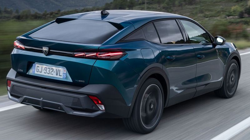 Der Wagen ist ein Mix aus sportlichem SUV und Coupé-Limousine. (Bild: Peugeot)