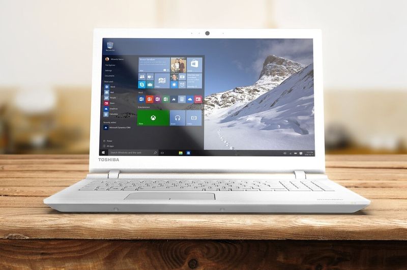 Das Kunststoffgehäuse des Satellite C55 sieht fast wie gebürstetes Metall aus.  (Toshiba)