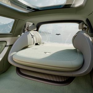 Bei Bedarf lässt sich die hintere Sitzbank zu einer Lounge-Liege umbauen.(Bild:  Chery International)