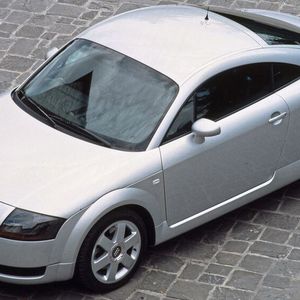 Aufgrund einer Unfallserie (siehe Kasten) modifizierte Audi im Frühjahr 2000 das Fahrwerk und einzelne Karosserieelemente des TT. Alle Modelle erhielten einen kleinen Heckspoiler und ESP. (Bild:  Audi AG)