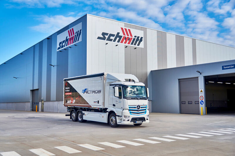 Die Reaktionen der Mitarbeiter bei Schmitt Logistik in Ötigheim sind vorwiegend positiv – besonders die ruhige Power des E-Actros überzeugt. (Mercedes)