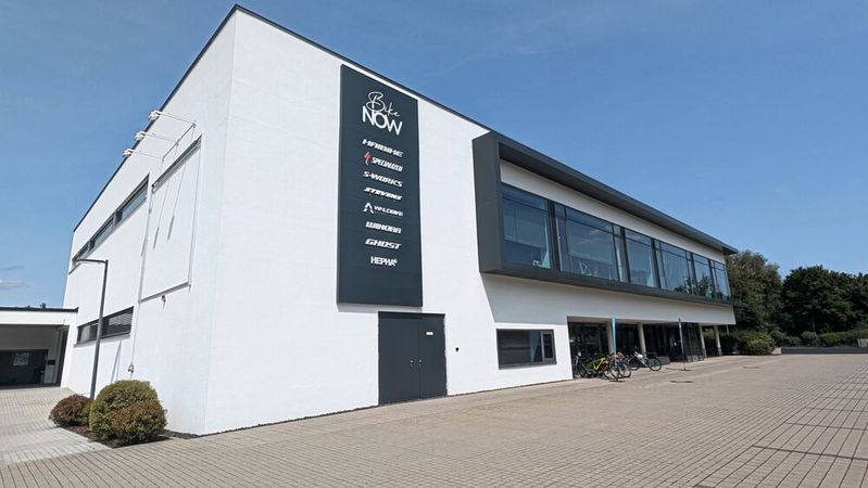Rund eine Million Euro hat Fischer Automobile in seinen neuen Bike-Now-­Store investiert.(Bild:  Mauritz – VCG)