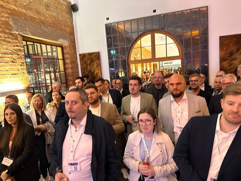 Ups - hat sie mich etwa auch auf dem Foto drauf? (Bild: Vogel IT-Medien)